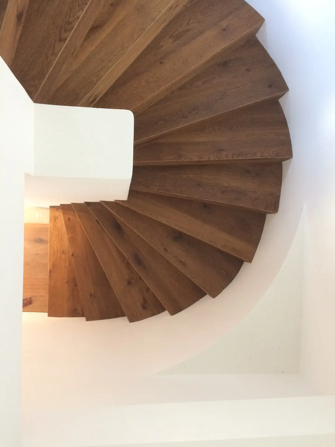 Beton & Metall Treppe mit Parkett verkleidet