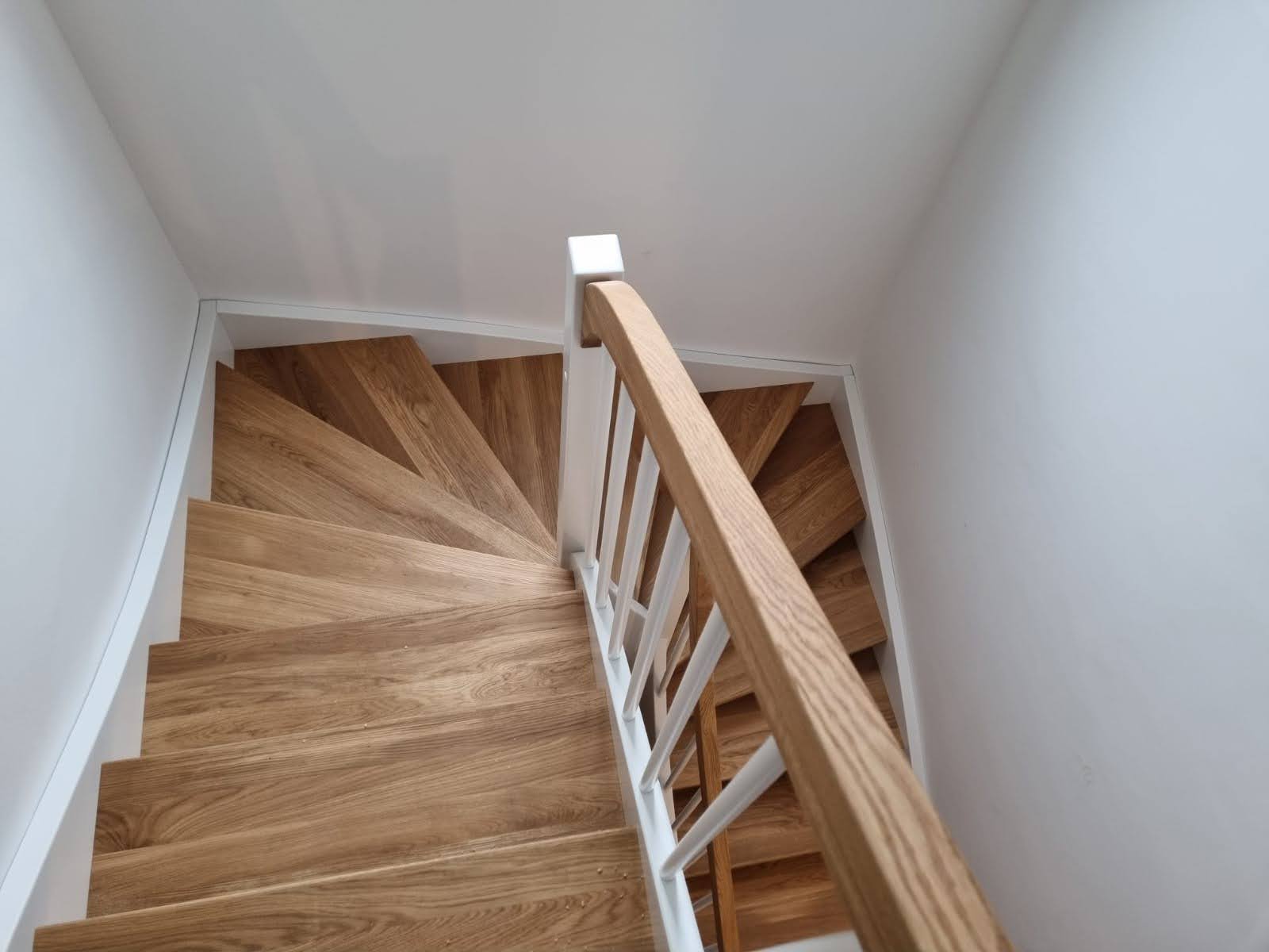 Eiche Treppen mit weißem Setz und Wangen