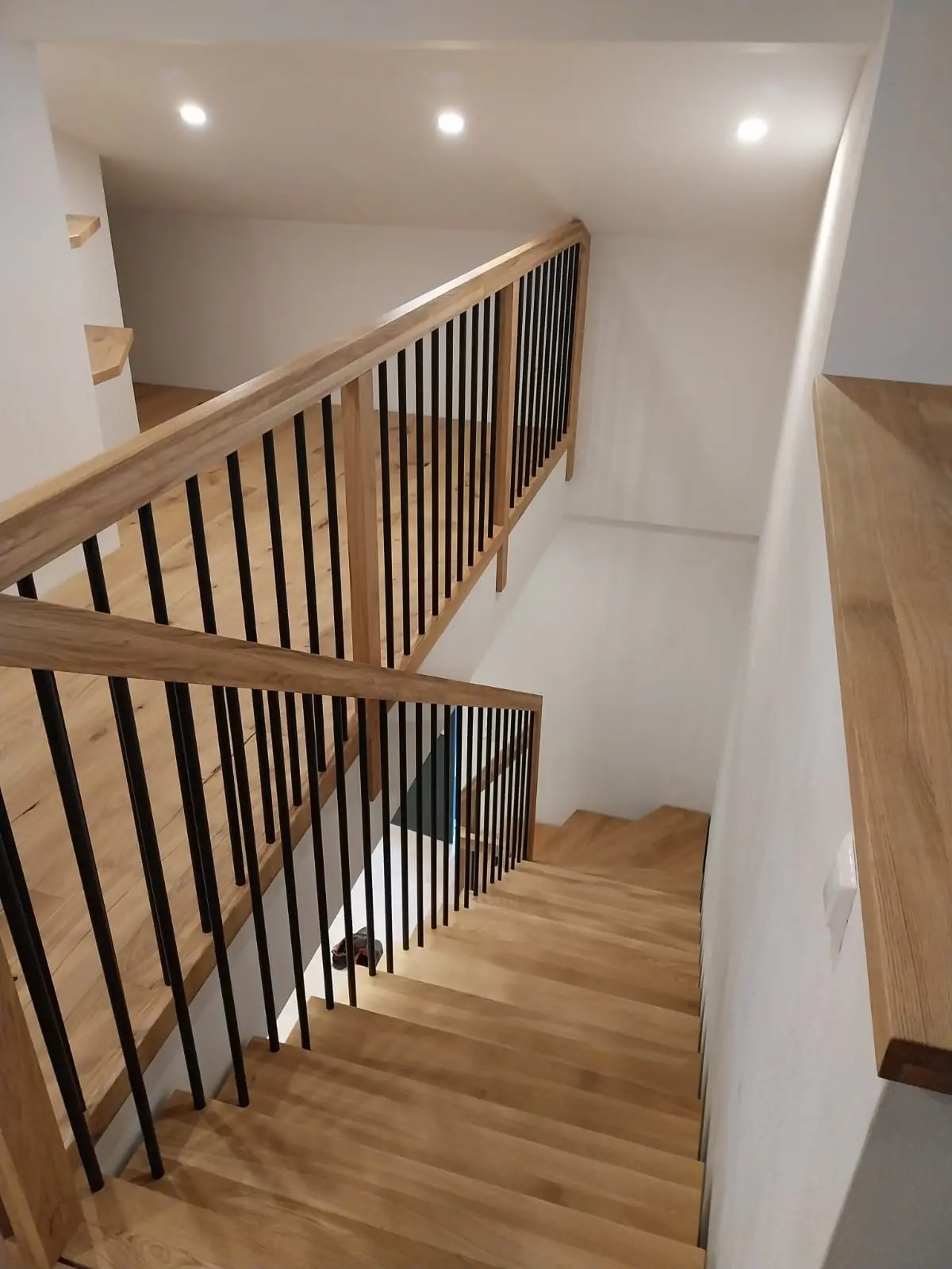 Freitragende Treppen mit weißen Setzstufen
