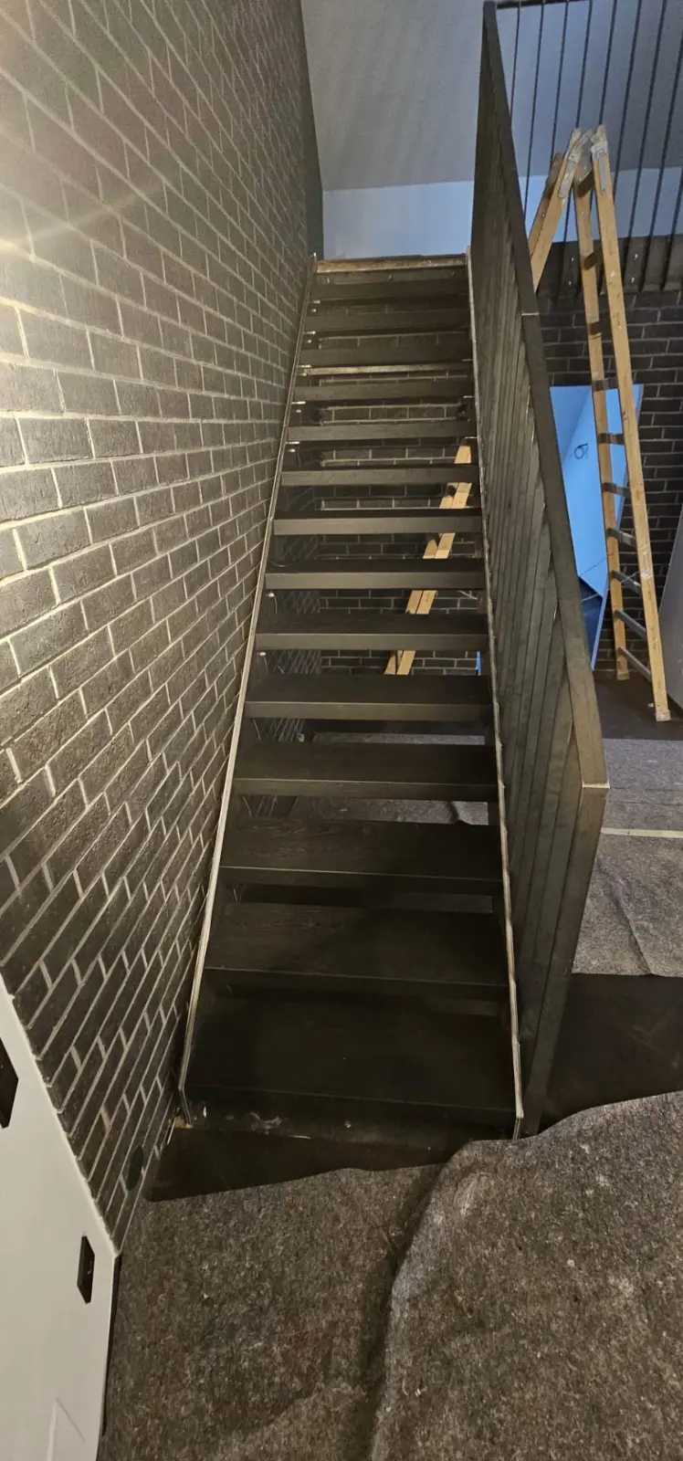 Moderne Holztreppe mit Metallgeländer