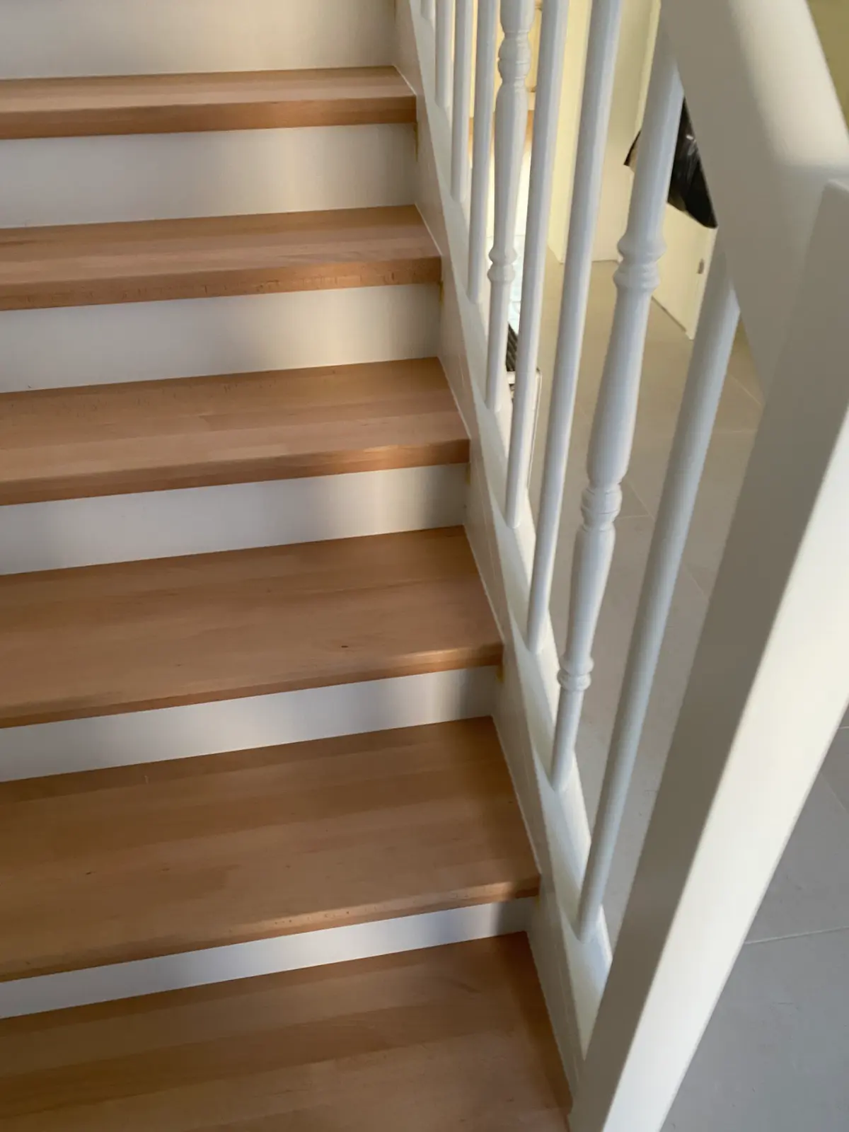 Stilvolle Holztreppe mit Setzstufen und klassischem Geländer