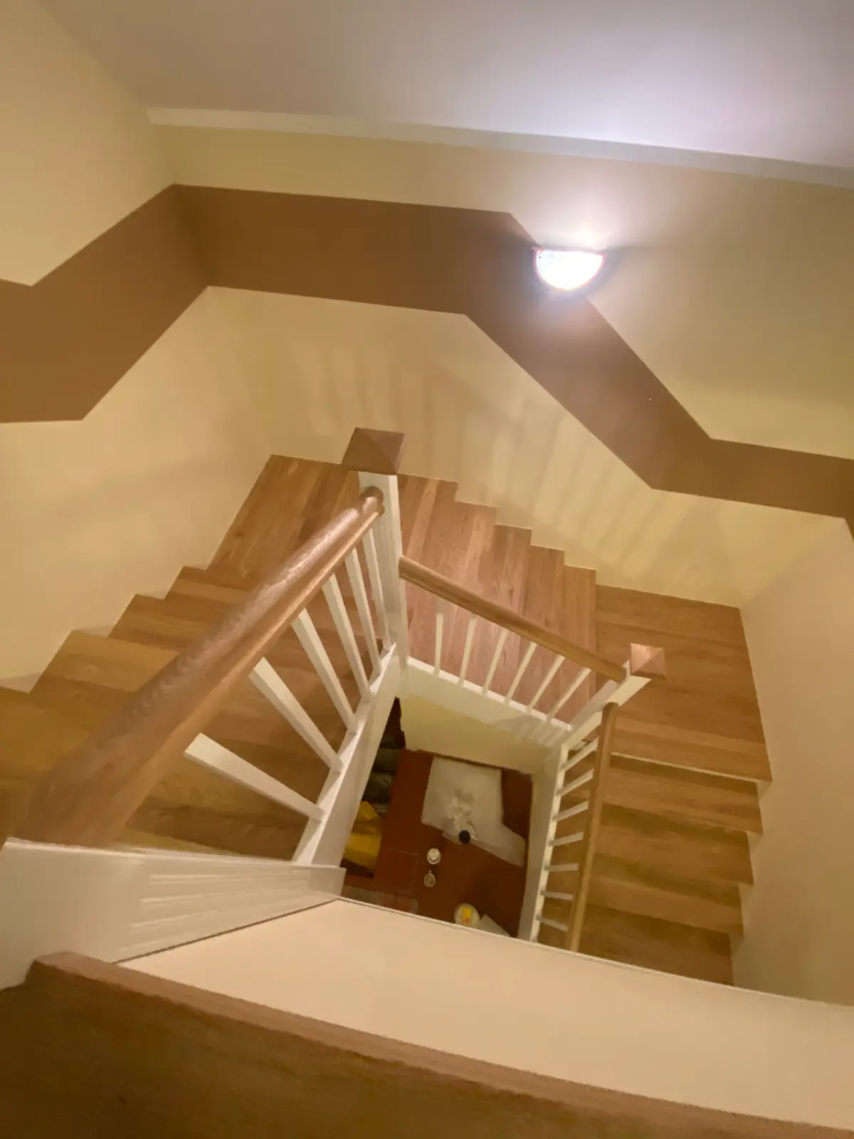 Stilvolle Holztreppe mit Setzstufen und weißem Geländer