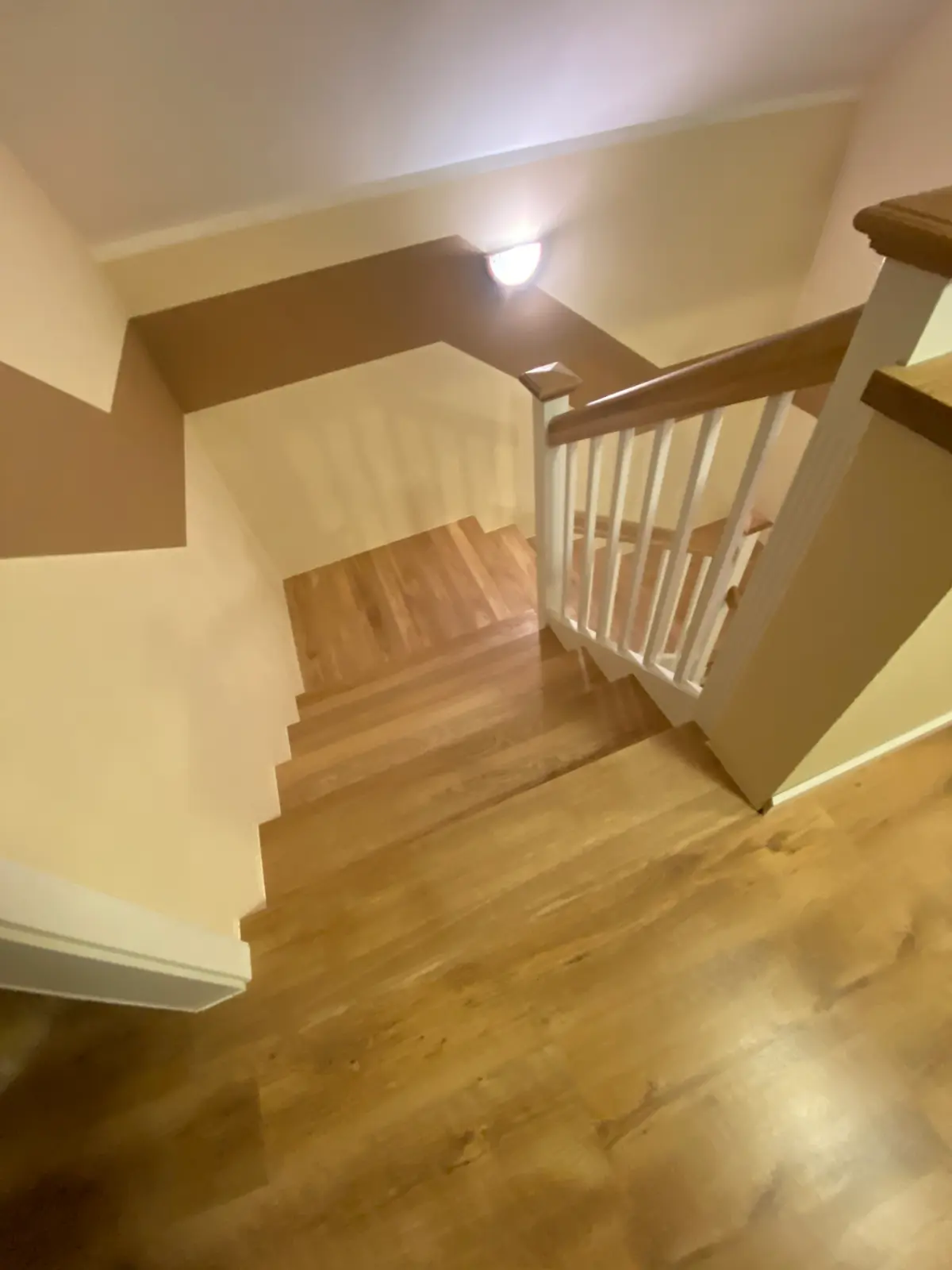 Klassische Holztreppe mit Setzstufen